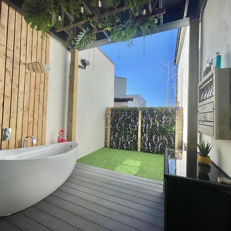 The Jungle Apartment - By Coastline Retreats - Jungle Themed Garden Apartment - Outdoor Bath - Next To Seafront - Childrens Toys - Superfast Wifi - Netflix - Disney Bournemouth Dış mekan fotoğraf