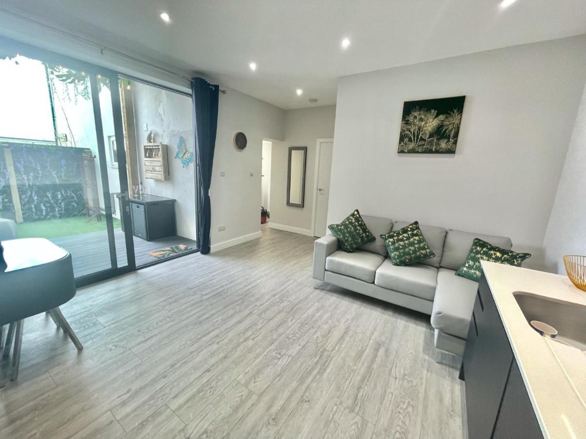 The Jungle Apartment - By Coastline Retreats - Jungle Themed Garden Apartment - Outdoor Bath - Next To Seafront - Childrens Toys - Superfast Wifi - Netflix - Disney Bournemouth Dış mekan fotoğraf