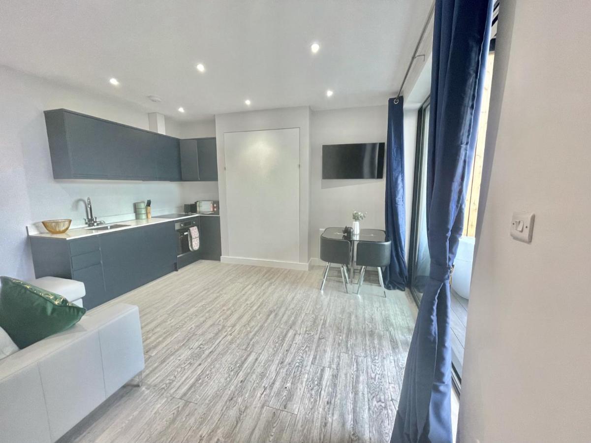 The Jungle Apartment - By Coastline Retreats - Jungle Themed Garden Apartment - Outdoor Bath - Next To Seafront - Childrens Toys - Superfast Wifi - Netflix - Disney Bournemouth Dış mekan fotoğraf