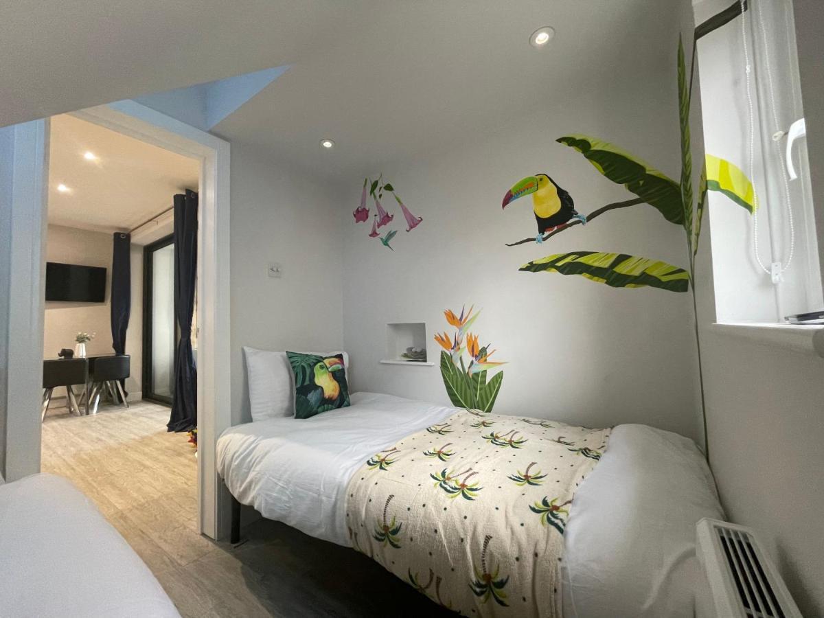 The Jungle Apartment - By Coastline Retreats - Jungle Themed Garden Apartment - Outdoor Bath - Next To Seafront - Childrens Toys - Superfast Wifi - Netflix - Disney Bournemouth Dış mekan fotoğraf