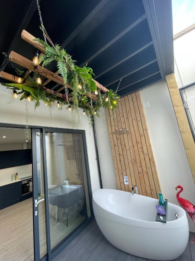 The Jungle Apartment - By Coastline Retreats - Jungle Themed Garden Apartment - Outdoor Bath - Next To Seafront - Childrens Toys - Superfast Wifi - Netflix - Disney Bournemouth Dış mekan fotoğraf
