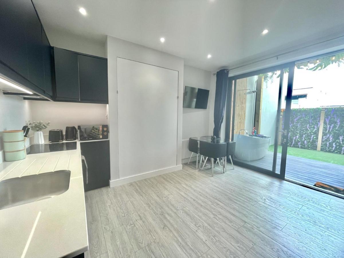 The Jungle Apartment - By Coastline Retreats - Jungle Themed Garden Apartment - Outdoor Bath - Next To Seafront - Childrens Toys - Superfast Wifi - Netflix - Disney Bournemouth Dış mekan fotoğraf
