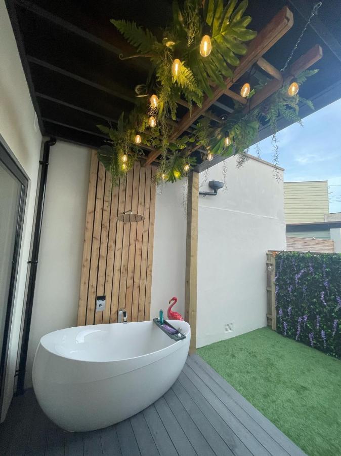 The Jungle Apartment - By Coastline Retreats - Jungle Themed Garden Apartment - Outdoor Bath - Next To Seafront - Childrens Toys - Superfast Wifi - Netflix - Disney Bournemouth Dış mekan fotoğraf