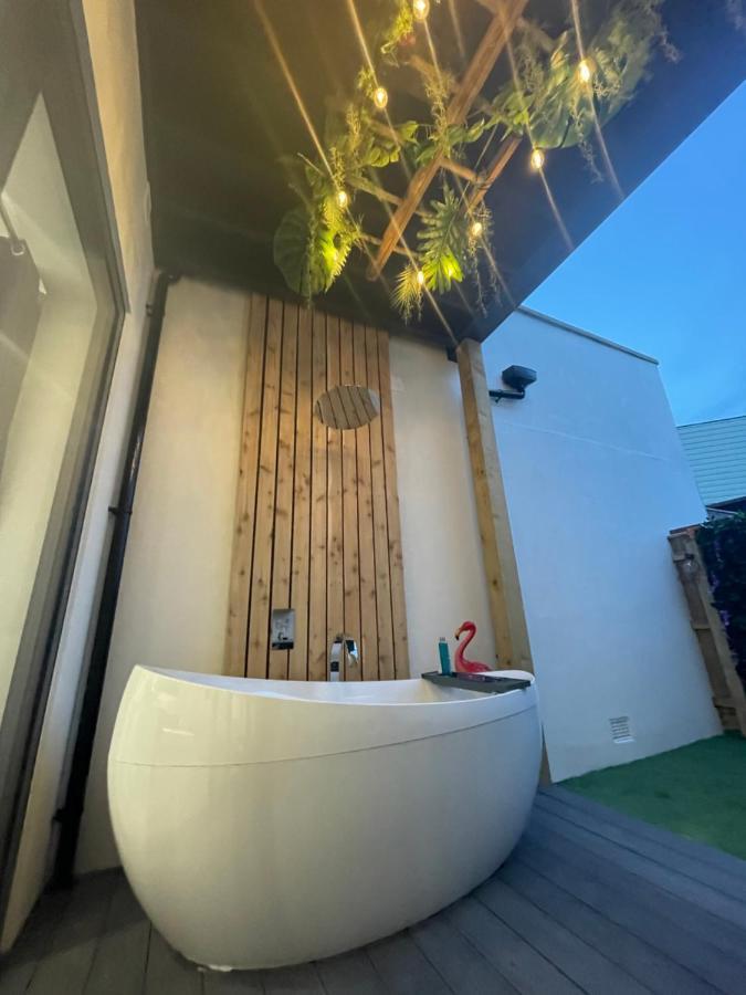 The Jungle Apartment - By Coastline Retreats - Jungle Themed Garden Apartment - Outdoor Bath - Next To Seafront - Childrens Toys - Superfast Wifi - Netflix - Disney Bournemouth Dış mekan fotoğraf