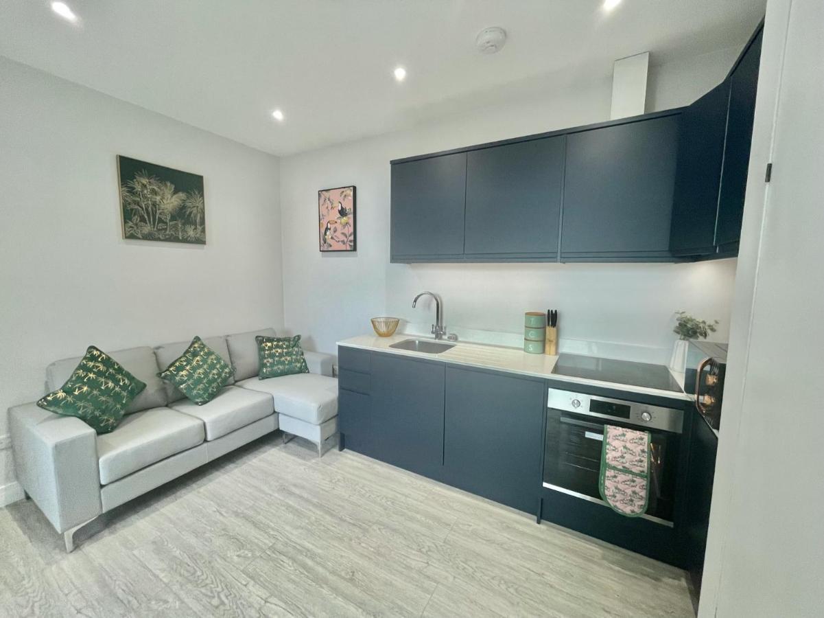 The Jungle Apartment - By Coastline Retreats - Jungle Themed Garden Apartment - Outdoor Bath - Next To Seafront - Childrens Toys - Superfast Wifi - Netflix - Disney Bournemouth Dış mekan fotoğraf