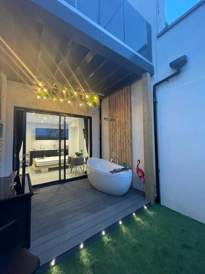 The Jungle Apartment - By Coastline Retreats - Jungle Themed Garden Apartment - Outdoor Bath - Next To Seafront - Childrens Toys - Superfast Wifi - Netflix - Disney Bournemouth Dış mekan fotoğraf