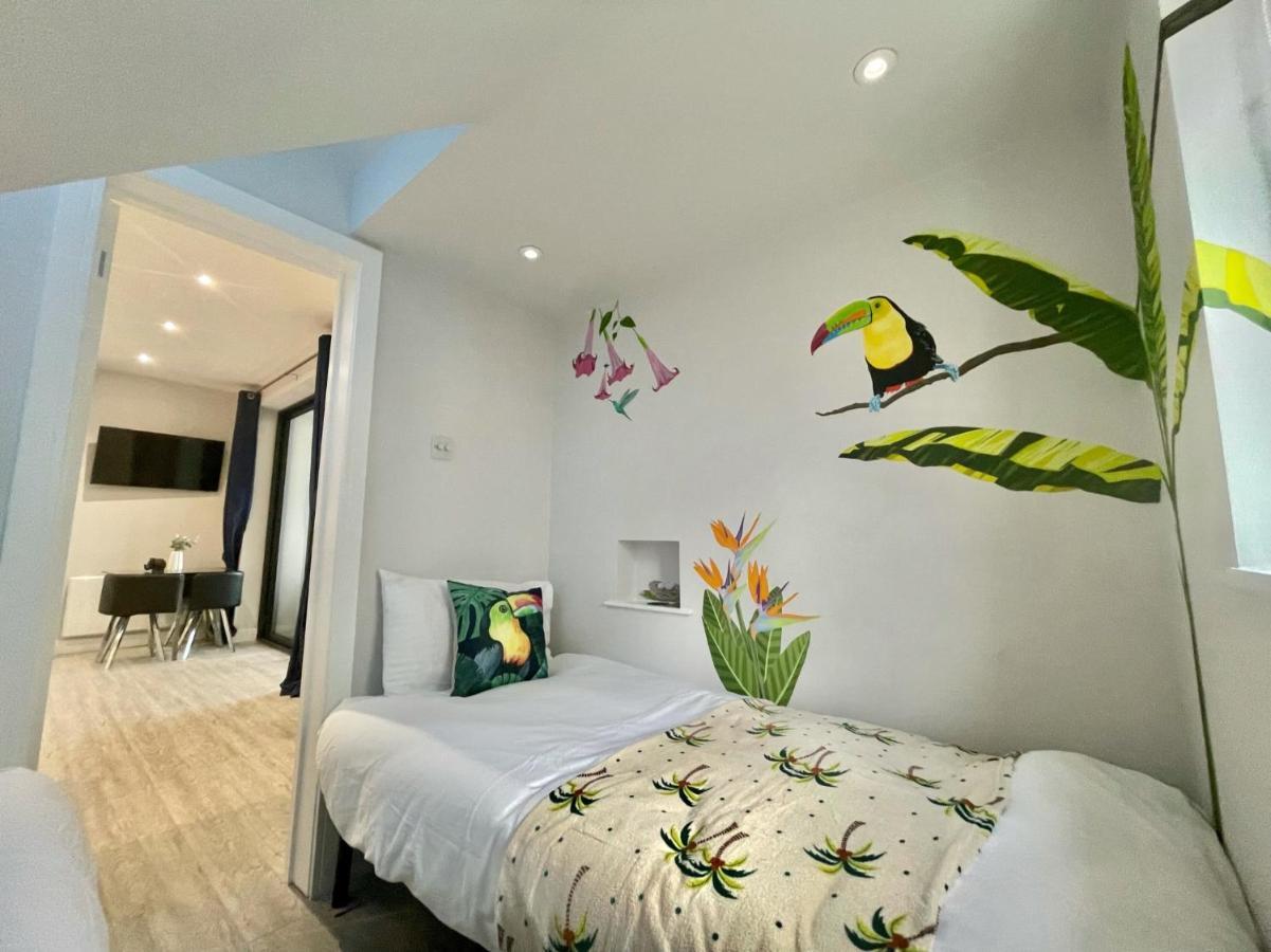 The Jungle Apartment - By Coastline Retreats - Jungle Themed Garden Apartment - Outdoor Bath - Next To Seafront - Childrens Toys - Superfast Wifi - Netflix - Disney Bournemouth Dış mekan fotoğraf