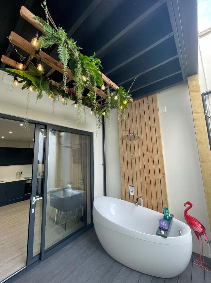 The Jungle Apartment - By Coastline Retreats - Jungle Themed Garden Apartment - Outdoor Bath - Next To Seafront - Childrens Toys - Superfast Wifi - Netflix - Disney Bournemouth Dış mekan fotoğraf