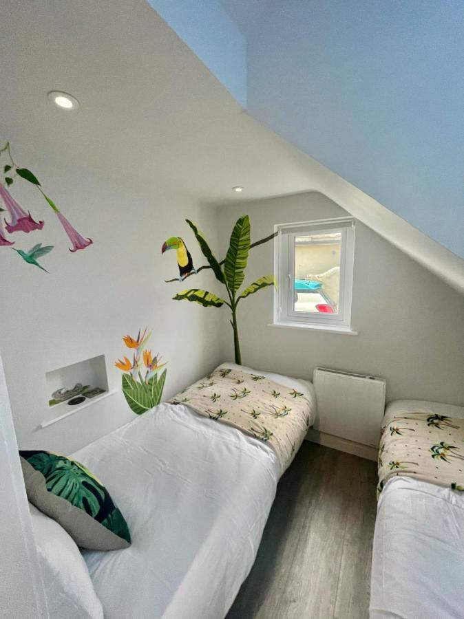 The Jungle Apartment - By Coastline Retreats - Jungle Themed Garden Apartment - Outdoor Bath - Next To Seafront - Childrens Toys - Superfast Wifi - Netflix - Disney Bournemouth Dış mekan fotoğraf