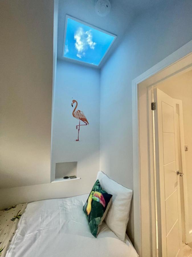 The Jungle Apartment - By Coastline Retreats - Jungle Themed Garden Apartment - Outdoor Bath - Next To Seafront - Childrens Toys - Superfast Wifi - Netflix - Disney Bournemouth Dış mekan fotoğraf