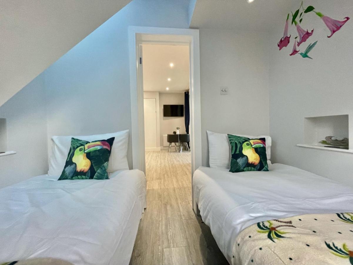 The Jungle Apartment - By Coastline Retreats - Jungle Themed Garden Apartment - Outdoor Bath - Next To Seafront - Childrens Toys - Superfast Wifi - Netflix - Disney Bournemouth Dış mekan fotoğraf