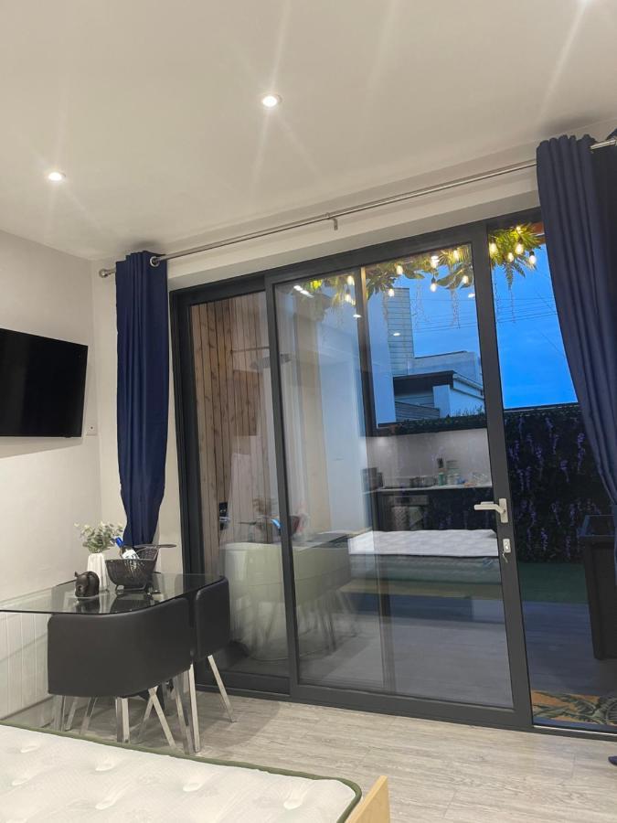 The Jungle Apartment - By Coastline Retreats - Jungle Themed Garden Apartment - Outdoor Bath - Next To Seafront - Childrens Toys - Superfast Wifi - Netflix - Disney Bournemouth Dış mekan fotoğraf
