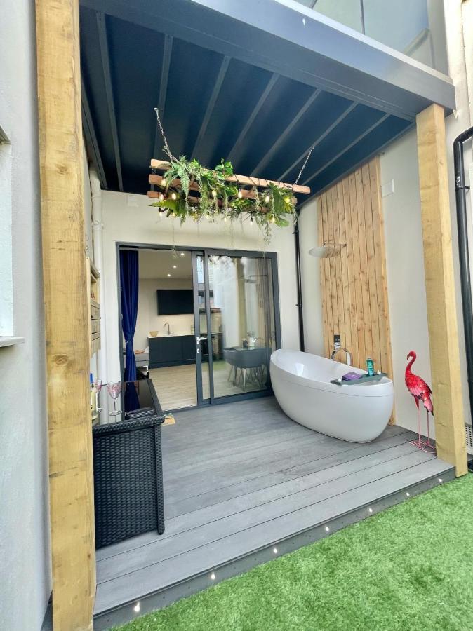 The Jungle Apartment - By Coastline Retreats - Jungle Themed Garden Apartment - Outdoor Bath - Next To Seafront - Childrens Toys - Superfast Wifi - Netflix - Disney Bournemouth Dış mekan fotoğraf