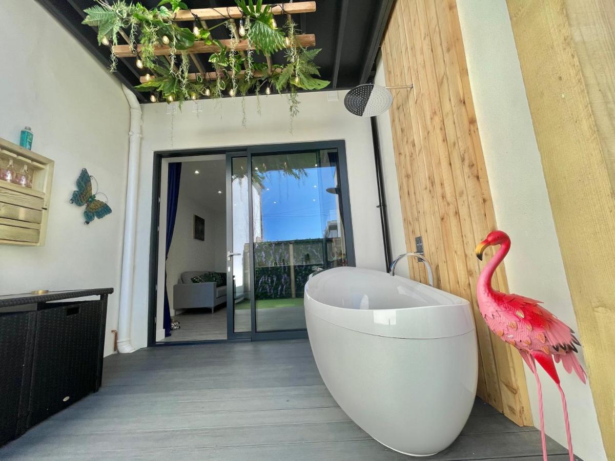 The Jungle Apartment - By Coastline Retreats - Jungle Themed Garden Apartment - Outdoor Bath - Next To Seafront - Childrens Toys - Superfast Wifi - Netflix - Disney Bournemouth Dış mekan fotoğraf