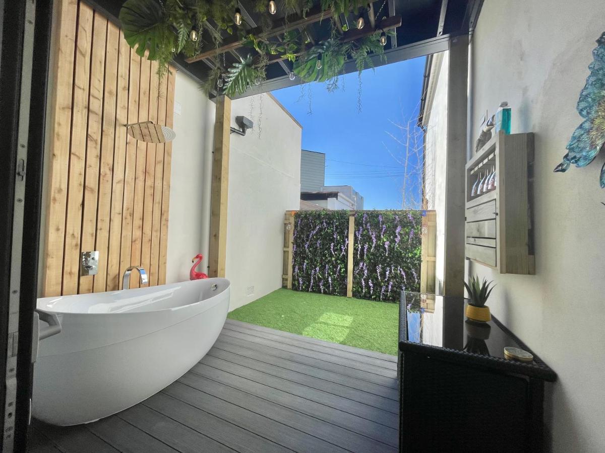 The Jungle Apartment - By Coastline Retreats - Jungle Themed Garden Apartment - Outdoor Bath - Next To Seafront - Childrens Toys - Superfast Wifi - Netflix - Disney Bournemouth Dış mekan fotoğraf