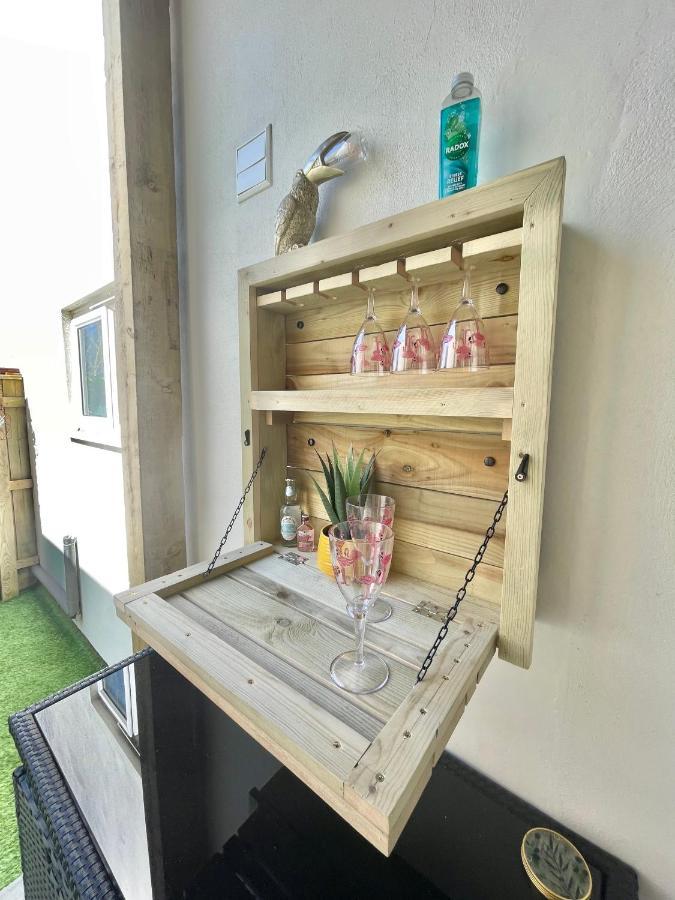 The Jungle Apartment - By Coastline Retreats - Jungle Themed Garden Apartment - Outdoor Bath - Next To Seafront - Childrens Toys - Superfast Wifi - Netflix - Disney Bournemouth Dış mekan fotoğraf