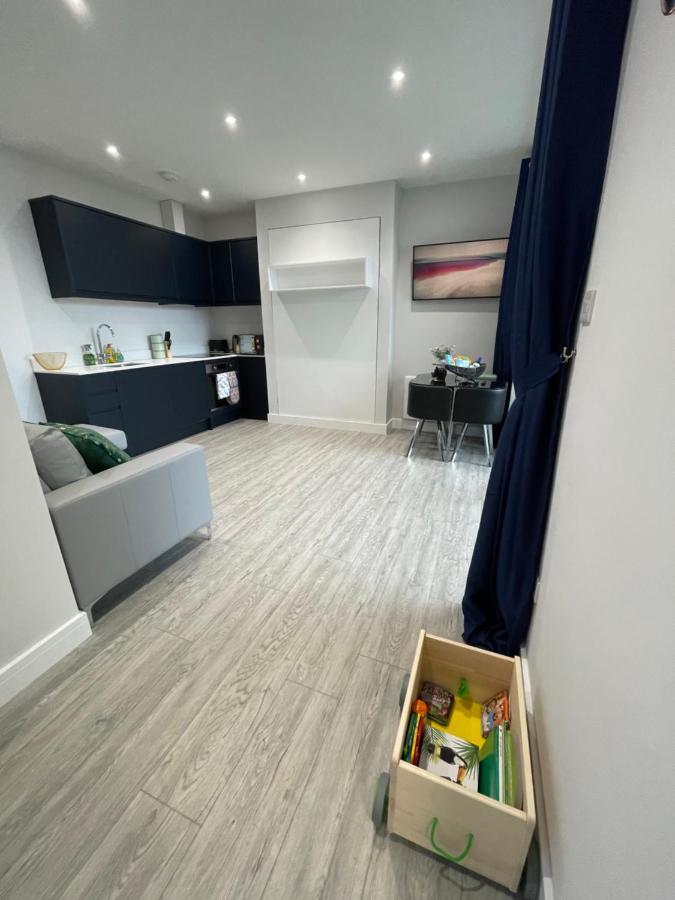 The Jungle Apartment - By Coastline Retreats - Jungle Themed Garden Apartment - Outdoor Bath - Next To Seafront - Childrens Toys - Superfast Wifi - Netflix - Disney Bournemouth Dış mekan fotoğraf