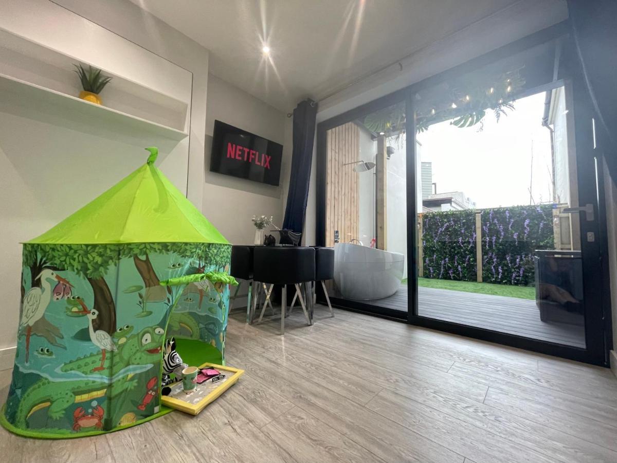 The Jungle Apartment - By Coastline Retreats - Jungle Themed Garden Apartment - Outdoor Bath - Next To Seafront - Childrens Toys - Superfast Wifi - Netflix - Disney Bournemouth Dış mekan fotoğraf