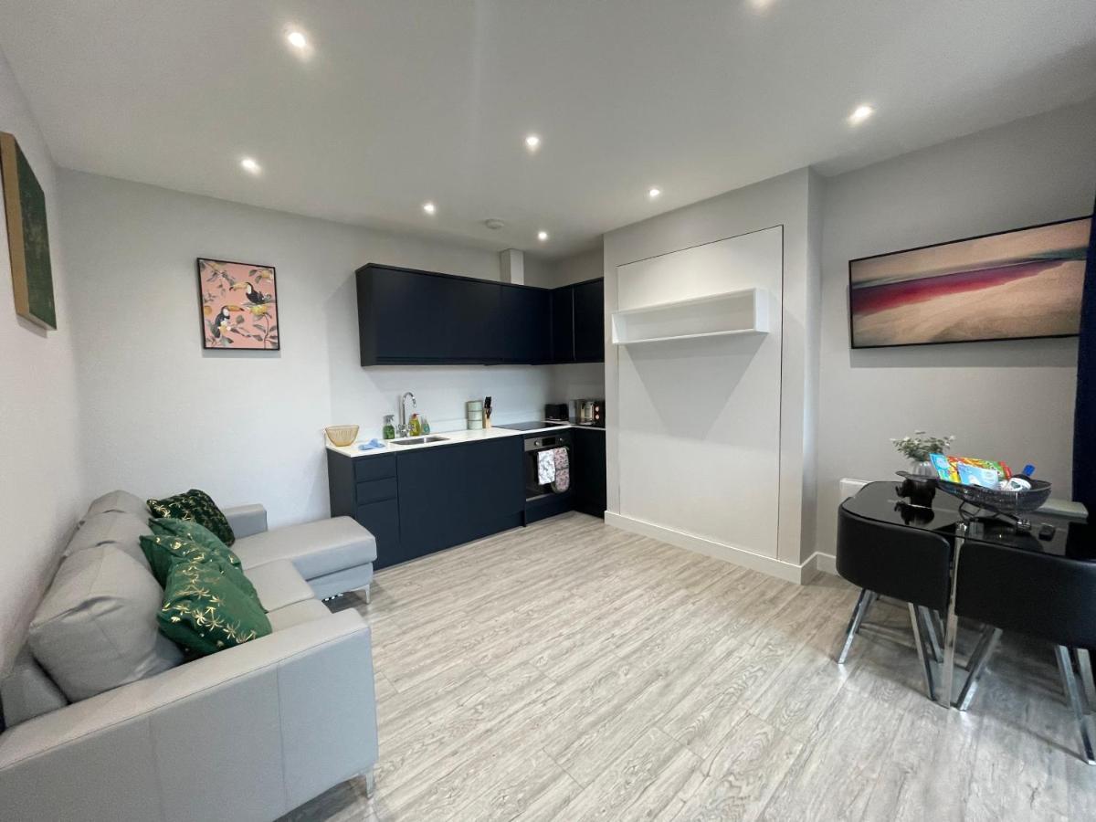 The Jungle Apartment - By Coastline Retreats - Jungle Themed Garden Apartment - Outdoor Bath - Next To Seafront - Childrens Toys - Superfast Wifi - Netflix - Disney Bournemouth Dış mekan fotoğraf