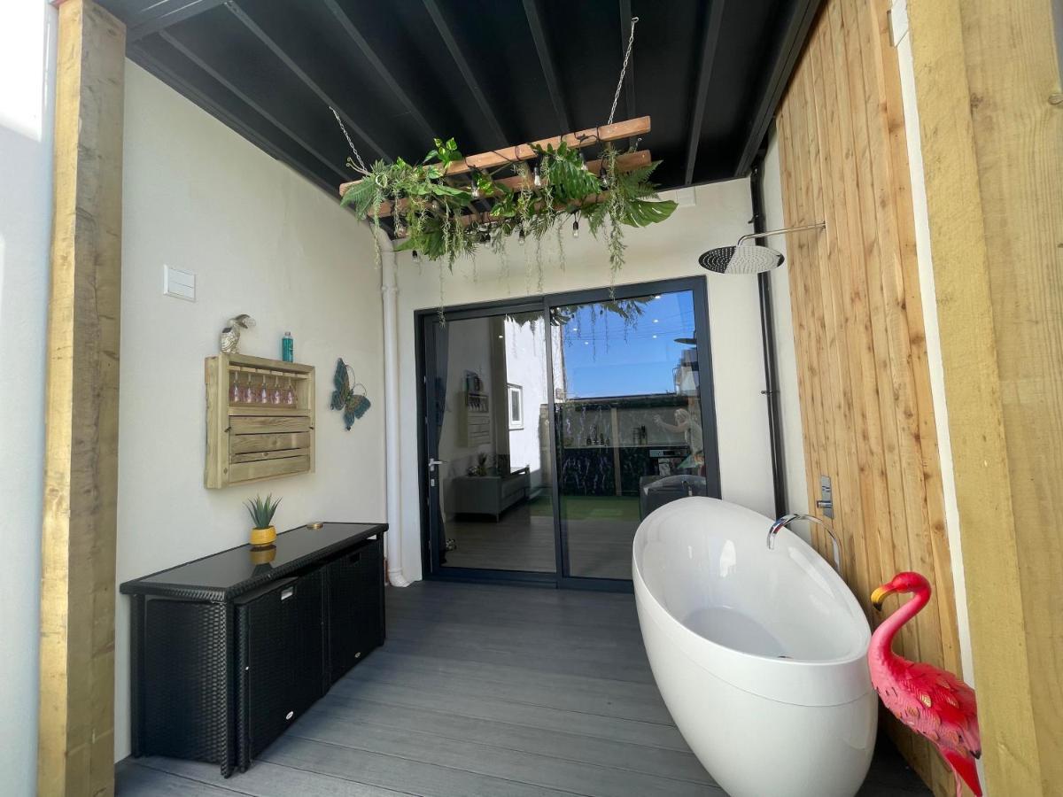 The Jungle Apartment - By Coastline Retreats - Jungle Themed Garden Apartment - Outdoor Bath - Next To Seafront - Childrens Toys - Superfast Wifi - Netflix - Disney Bournemouth Dış mekan fotoğraf