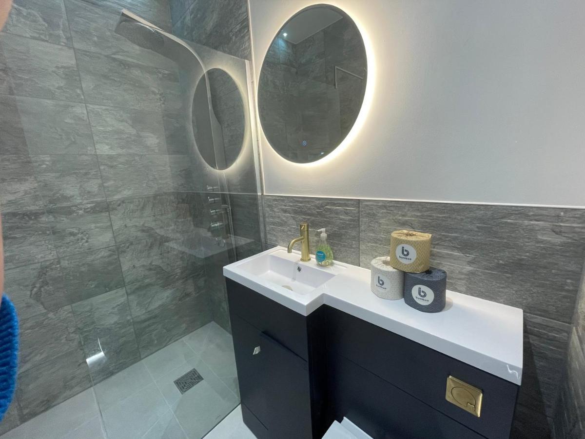 The Jungle Apartment - By Coastline Retreats - Jungle Themed Garden Apartment - Outdoor Bath - Next To Seafront - Childrens Toys - Superfast Wifi - Netflix - Disney Bournemouth Dış mekan fotoğraf